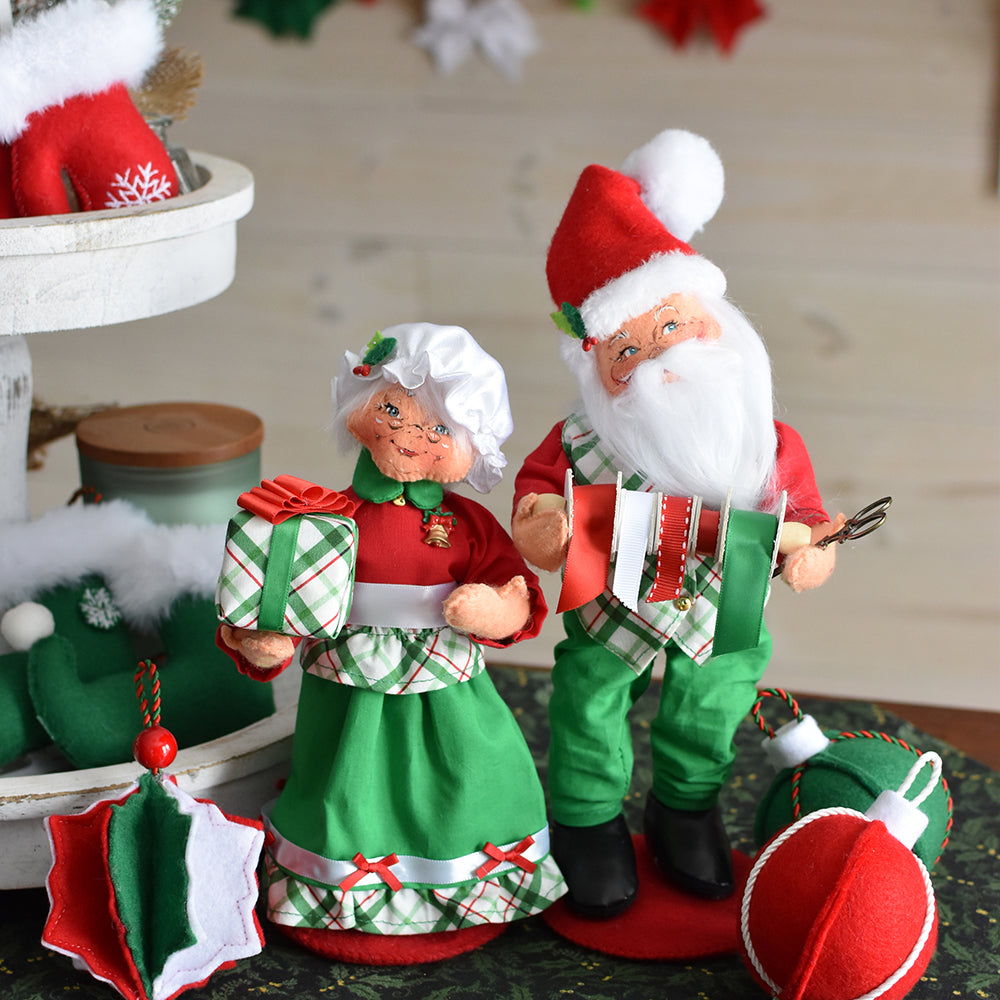 Annalee Dolls - Santa Wrapped With Love 9"