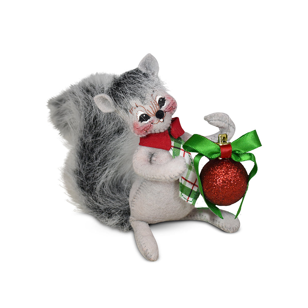 Annalee Dolls - Squirrel Wrapped With Love
