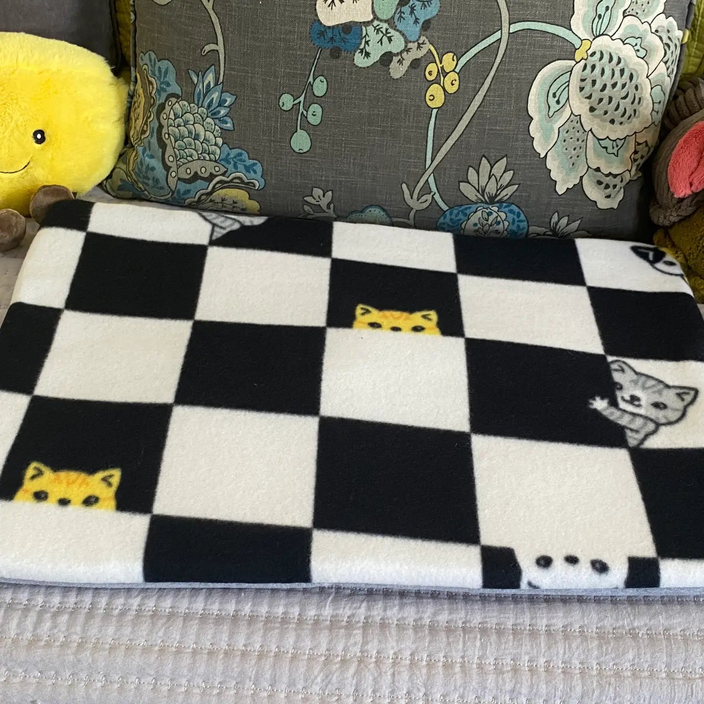 Screaming Pickles - Hiding Cats Pet Bed