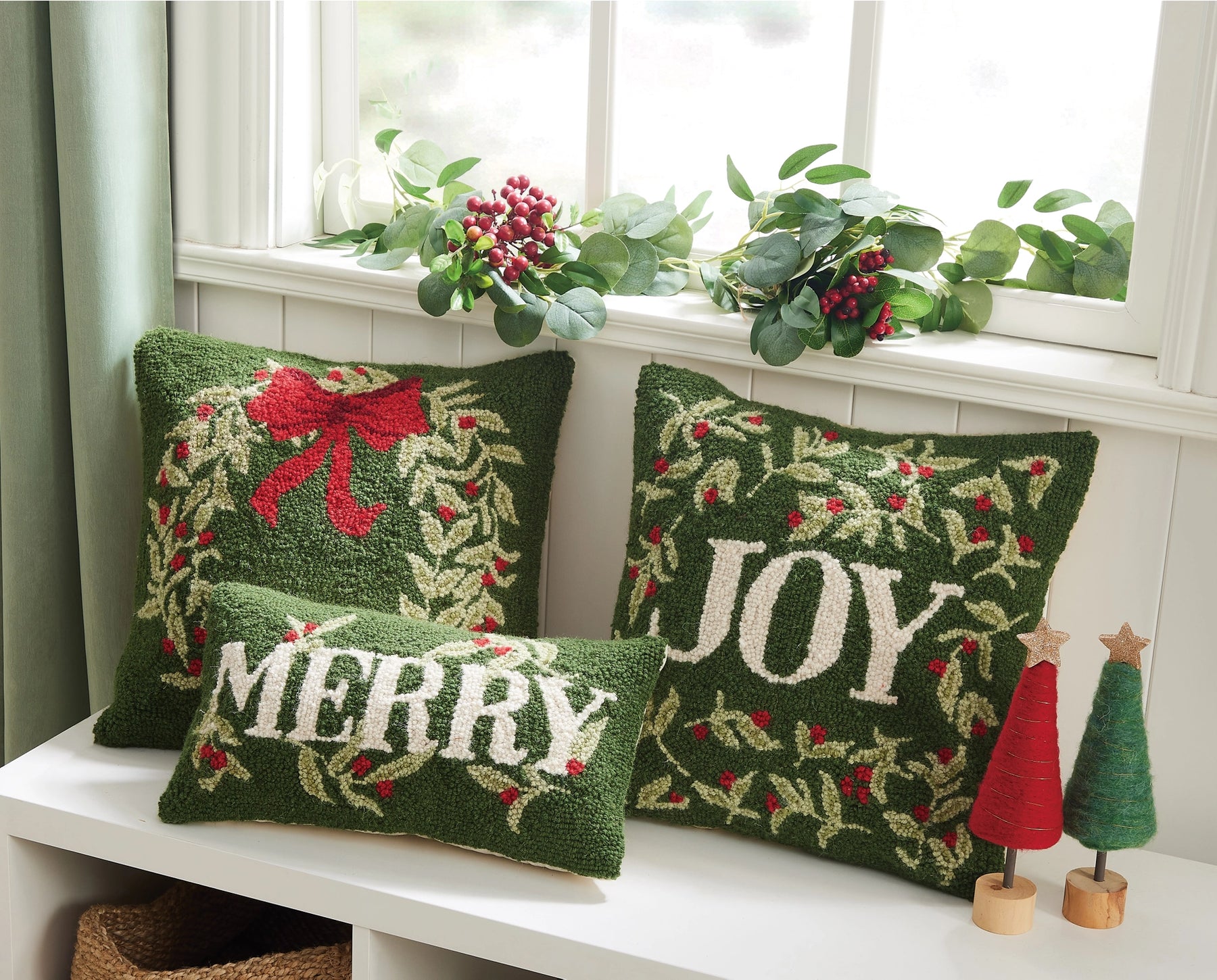 Peking Handicraft - Pillow Hook Holiday Wreath Green